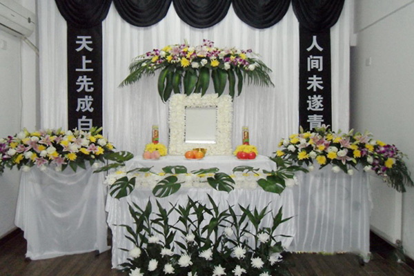 青岛灵堂灵车 寿衣 骨灰盒